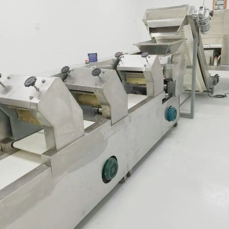 Çok fonksiyonel Noodle Yapma Makinesi 300kg/h Üretim Kapasitesi Motor Çekirdek Bileşenleri