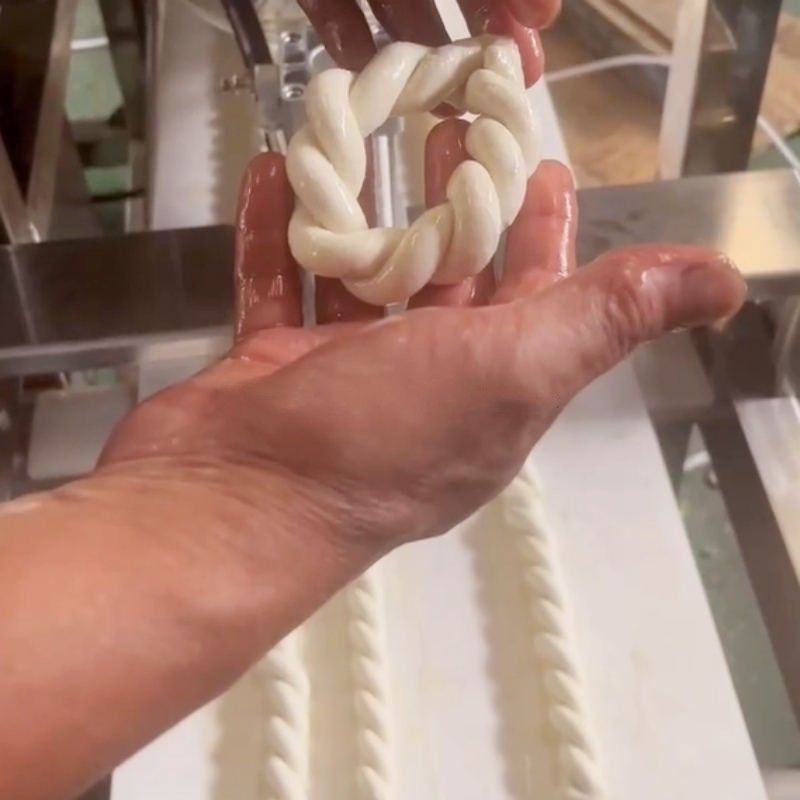 Endüstriyel Otomatik Dönüştürme Churro Atıştırmalık Oluşturma Ekipmanı Yumuşak Pretzel Kızarmış Hamur Dönüştürme Ekstrüder Makinesi